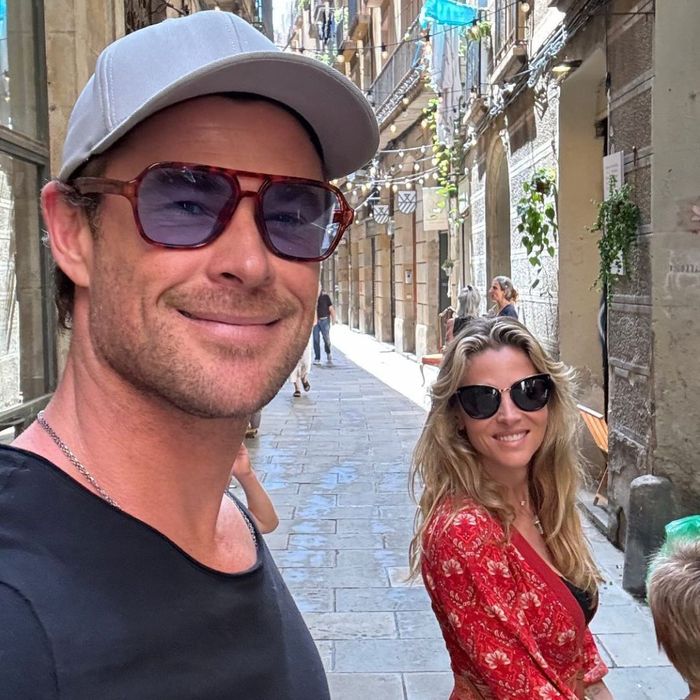 THE BEST SQUARE SUNGLASSES FOR MEN WORN BY CHRIS HEMSWORTH IN BARCELONA