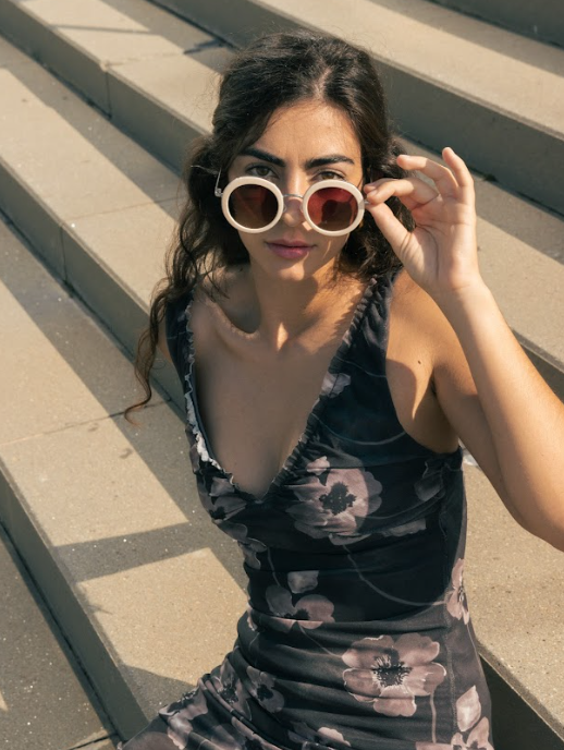 GLAMOROUS SUNGLASSES WITH WHITE FRAMES, THE TREND THAT NEVER LEAVES US