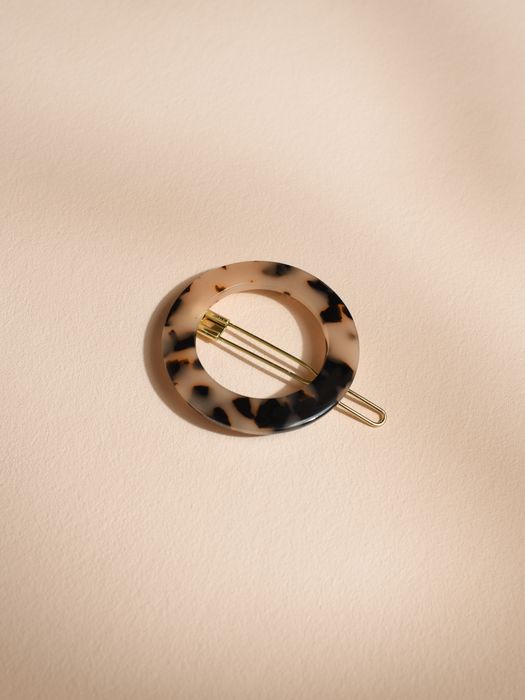 Round tortoiseshell clip