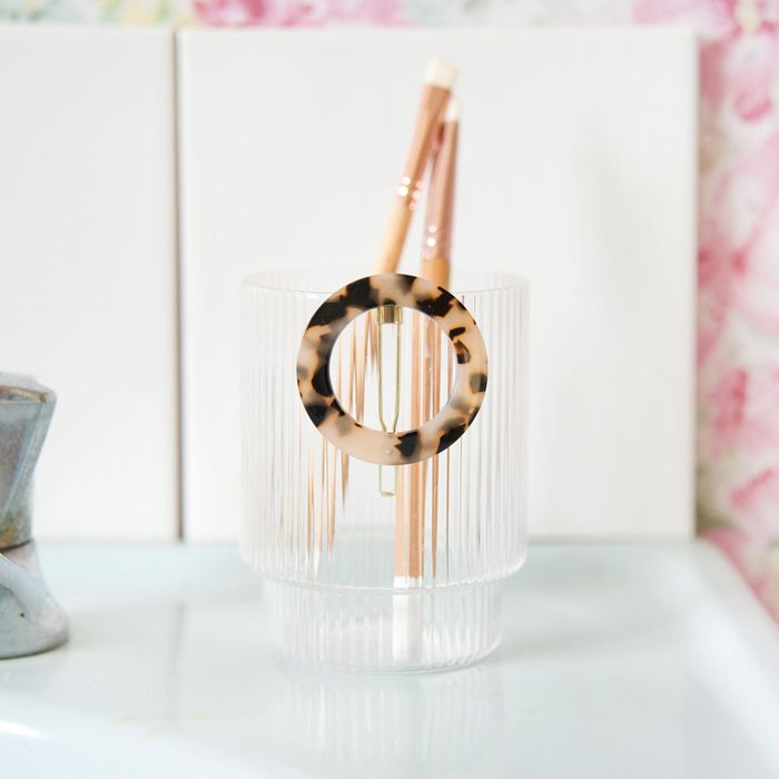 Round tortoiseshell clip