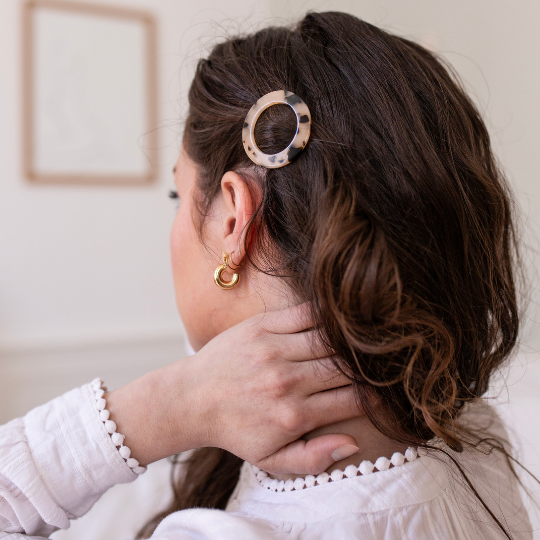 Round tortoiseshell clip