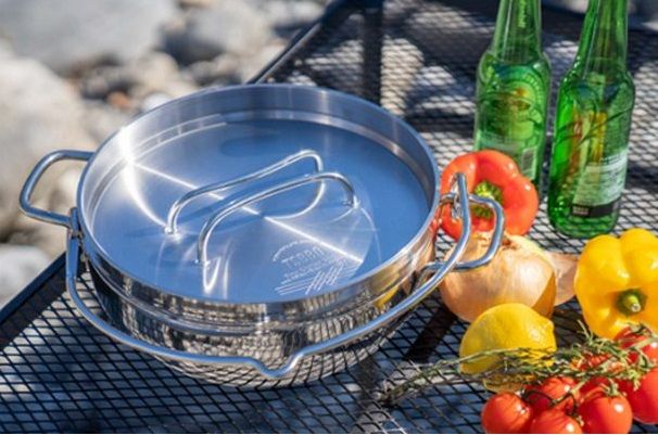 Light stainless steel Dutch oven by Yamatani Industry