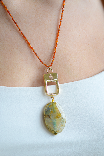 Charm holder with agate