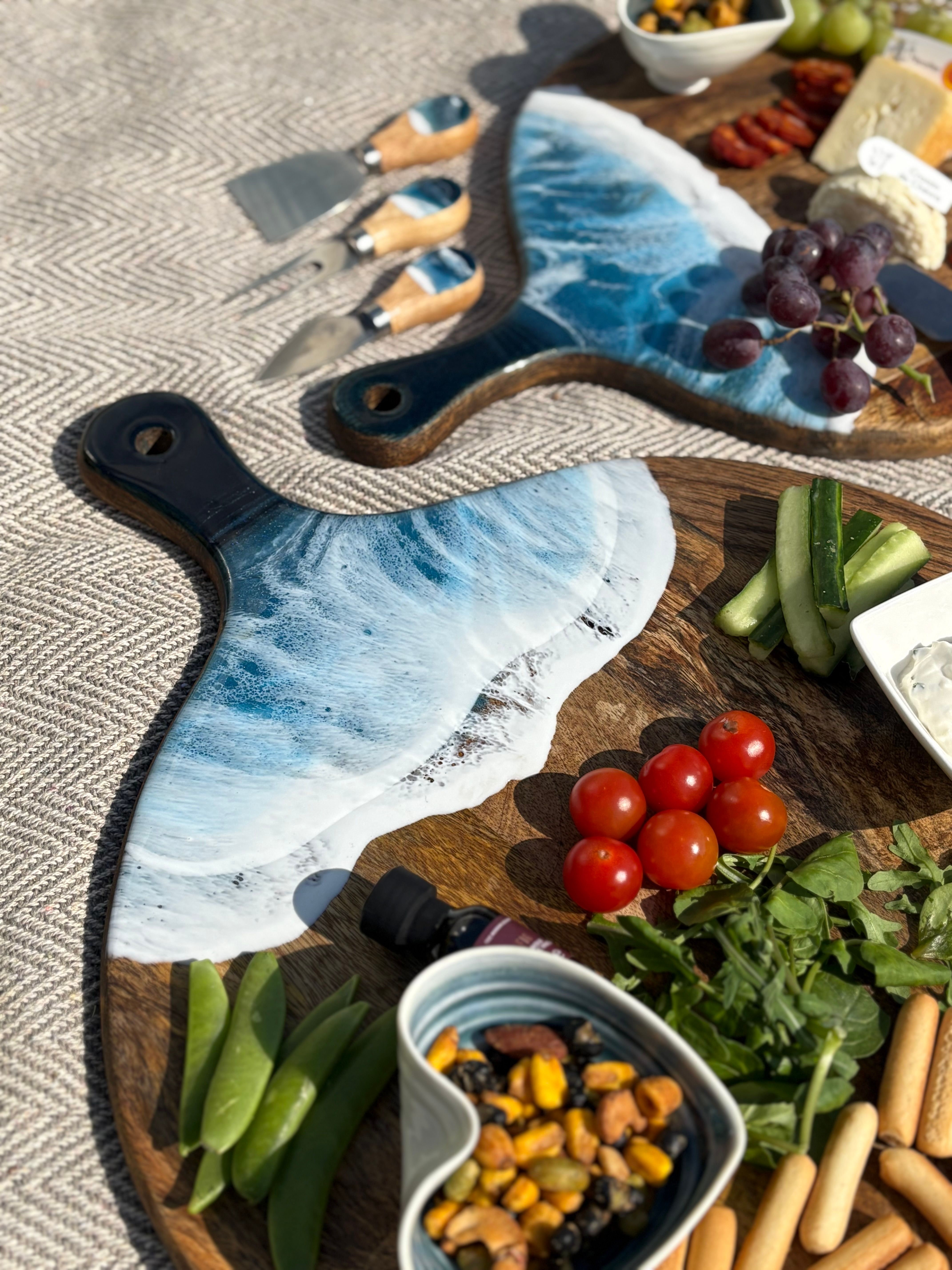 Round shape wood and resin serving board