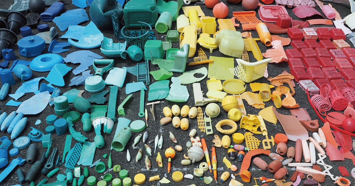 <buøy has a pattern drawn by the record of the garbage collected by chance at that time>