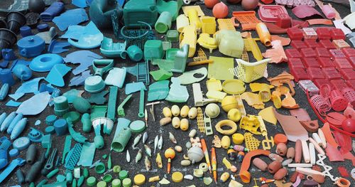 ＜buøy has a pattern drawn by the record of the garbage 　　　　　　　　　　　　　　　　　　　　　　　 collected by chance at that time＞