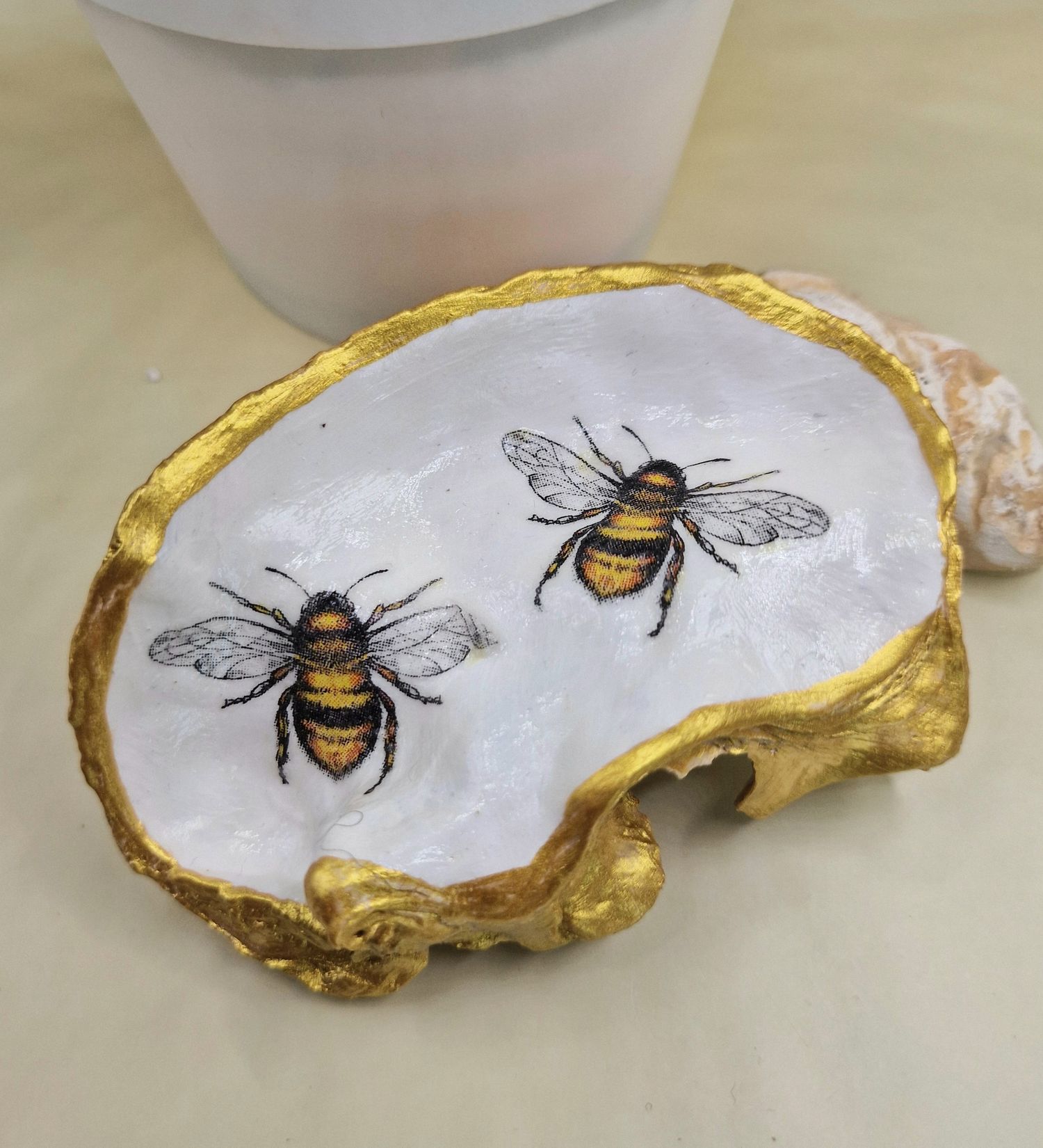 Cover image - Bee my Oyster