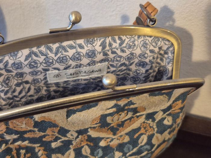 kiss lock bag with leather handle