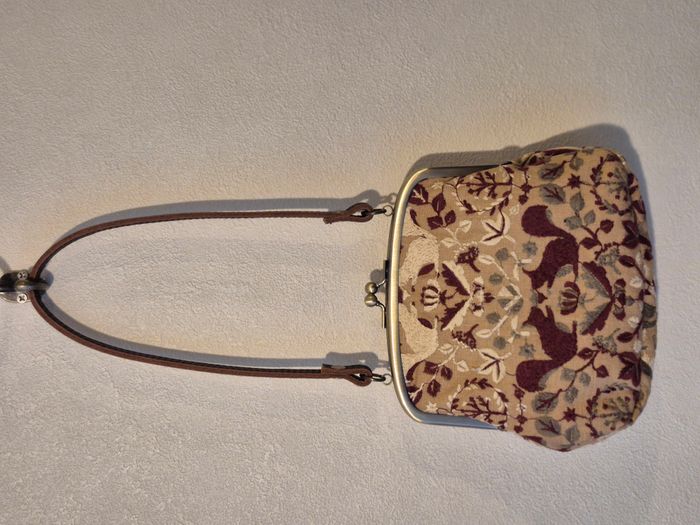 kiss lock bag with leather handle