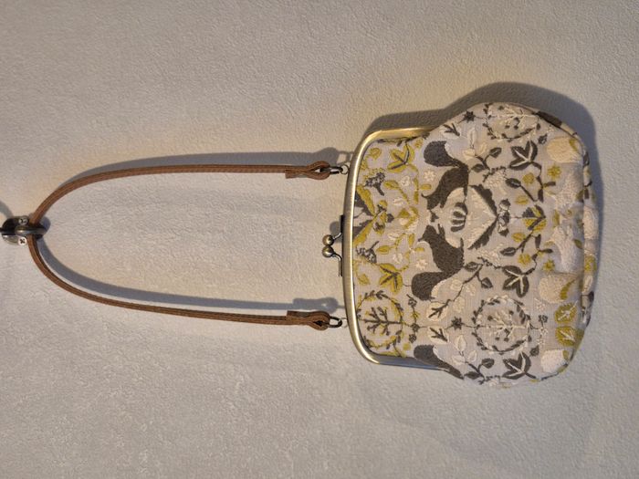 kiss lock bag with leather handle