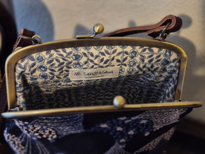 kiss lock bag with leather handle