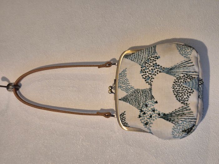 kiss lock bag with leather handle