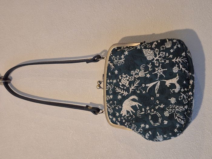 kiss lock bag with leather handle