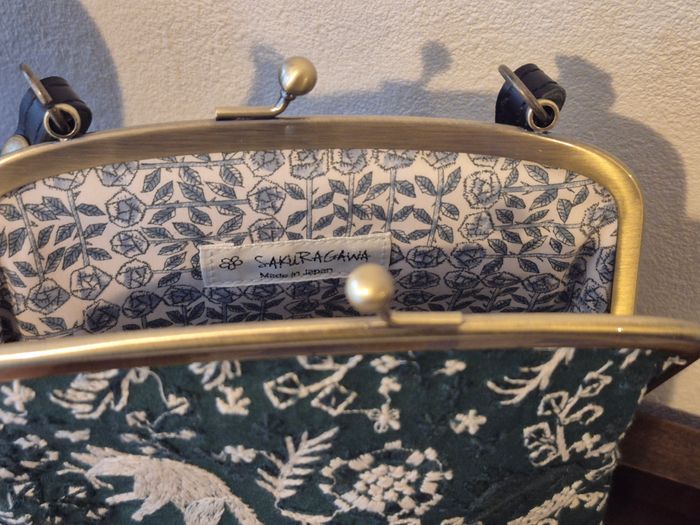 kiss lock bag with leather handle