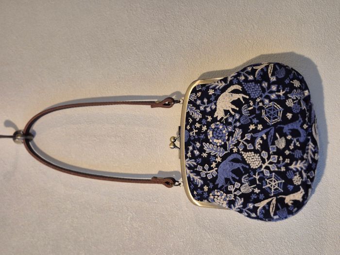 kiss lock bag with leather handle