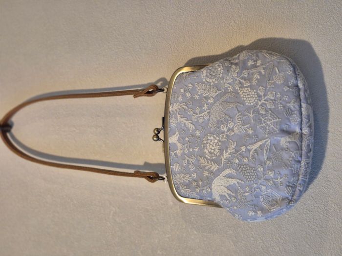 kiss lock bag with leather handle