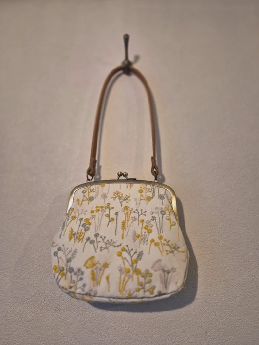 kiss lock bag with leather handle