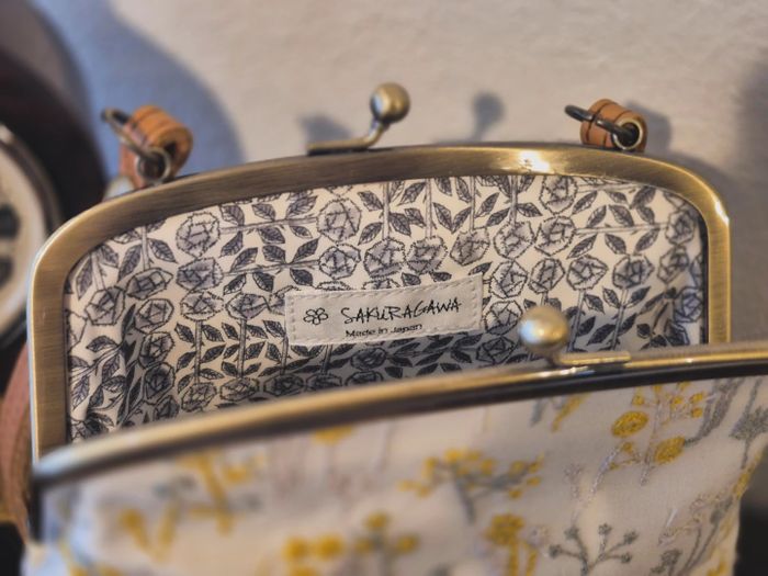 kiss lock bag with leather handle