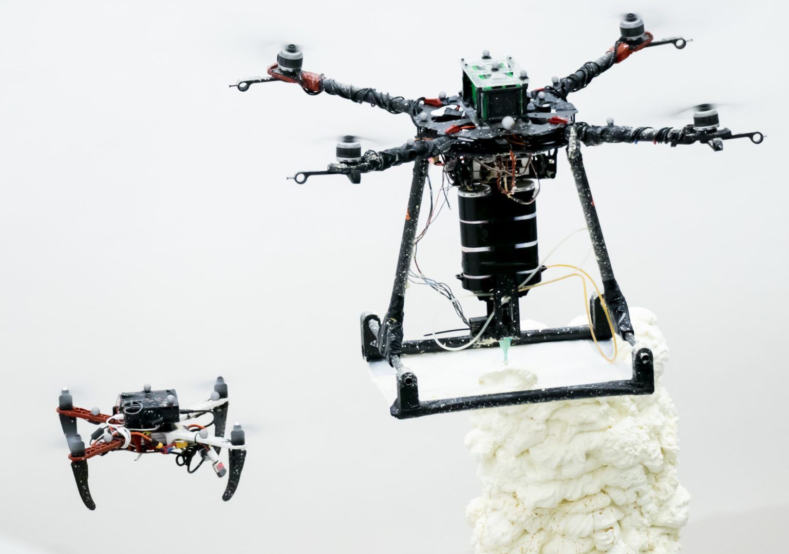 Wasp-inspired aerial additive manufacturing