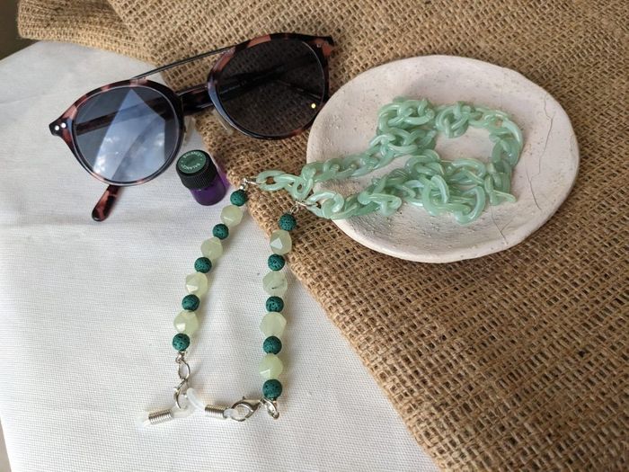 Green Aromatherapy Essential Oil Diffuser chunky acrylic glasses chain – perfect for wearing with sunglasses and as glasses holder