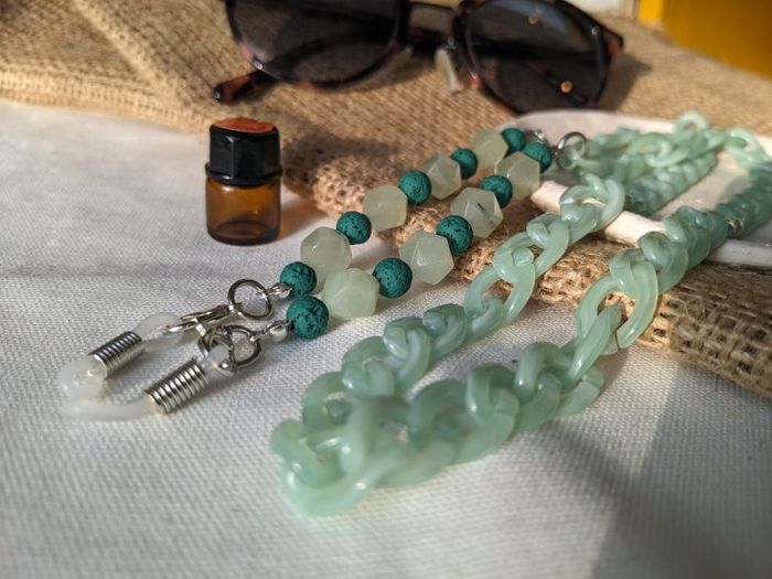 Green Aromatherapy Essential Oil Diffuser chunky acrylic glasses chain – perfect for wearing with sunglasses and as glasses holder