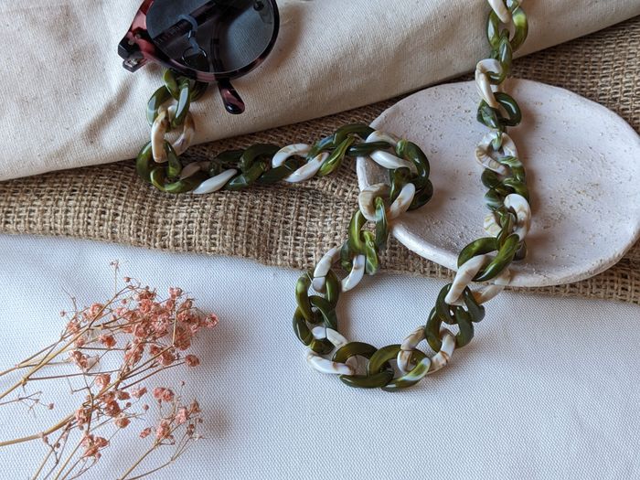 Puglia – Glasses chain Warm Marble & Olive chunky acrylic chain – perfect for wearing with sunglasses and as glasses holder