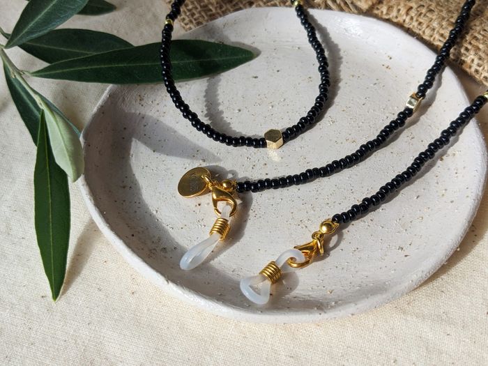 Audrey – Dainty Black & Gold Seed Beads Glasses Chain
