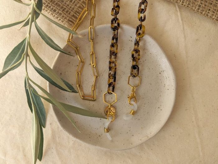 Ginger – Dainty Tortoiseshell & Gold Paperclip small acrylic / acetate glasses chain adorned with hexagons