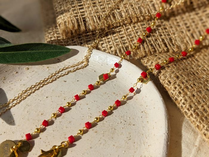 Scarlet – Red & Gold fine chain Glasses Chain adorned with brass hexagons