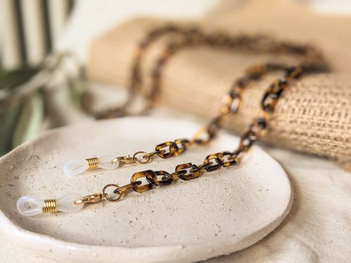 Molly – Dainty oval tortoiseshell small acrylic / acetate glasses chain