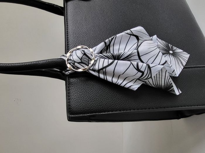 Monochrome Floral Theia microfibre handbag scarf set