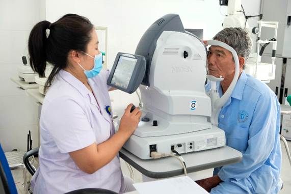 Orbis and Roche Pharma Vietnam announce pioneering partnership to enhance life-changing diabetic eye care services