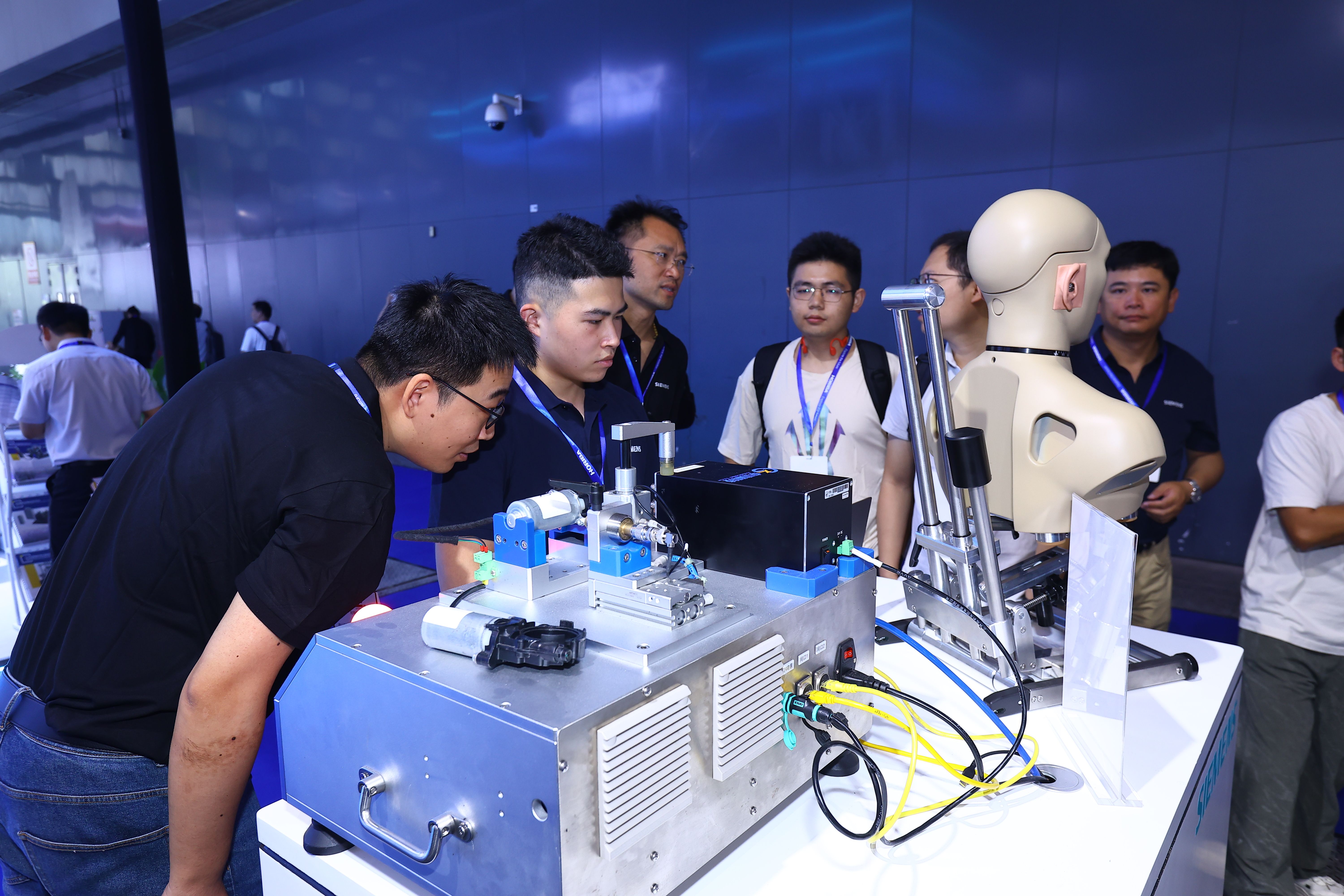 Photo shows a visitor having a demo of simulation technology at Testing Expo China Automotive