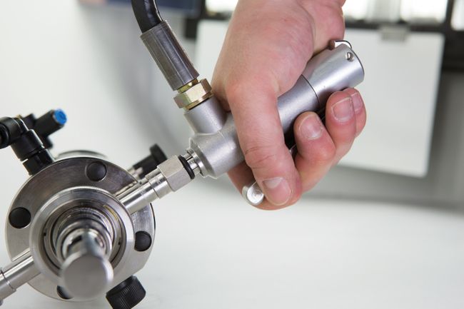 Leak test connectors and high-pressure solutions