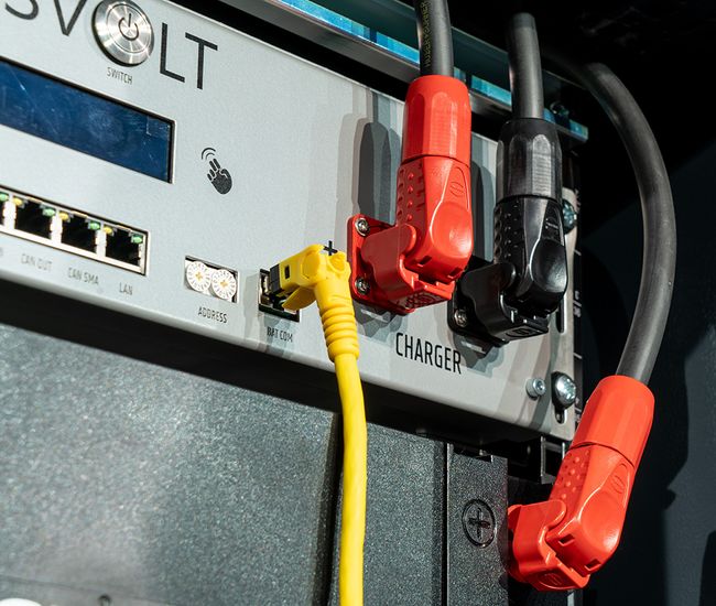 Secure plug-in connections for modular battery storage