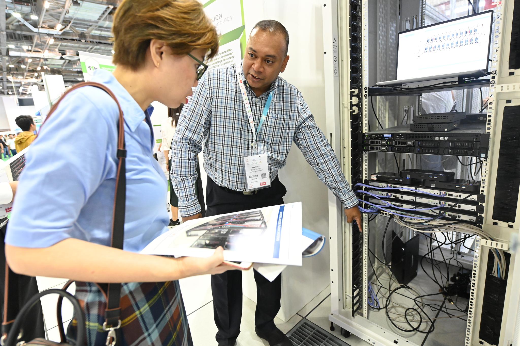 exhibitor interacting with delegate on data centre components at data centre world