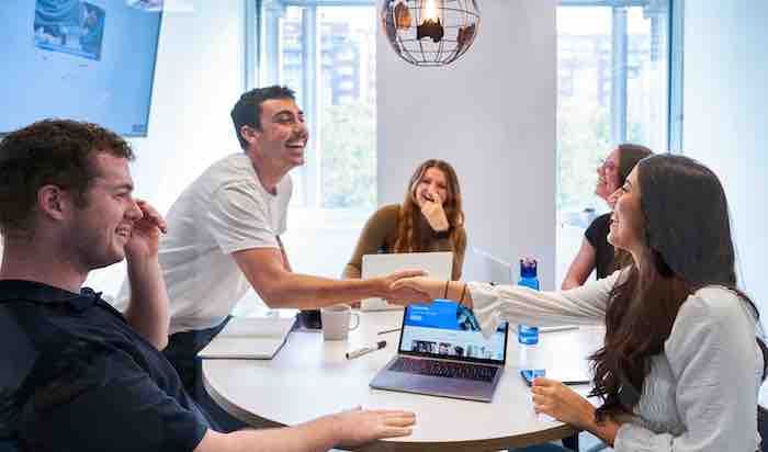 Comment encourager la diversité et l’inclusion sur le lieu de travail grâce à la formation linguistique ?