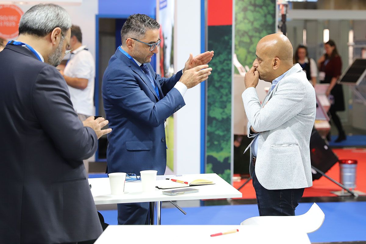 Photo shows two people deep in discussion at the Met Tech World Expo in Vienna, Austria