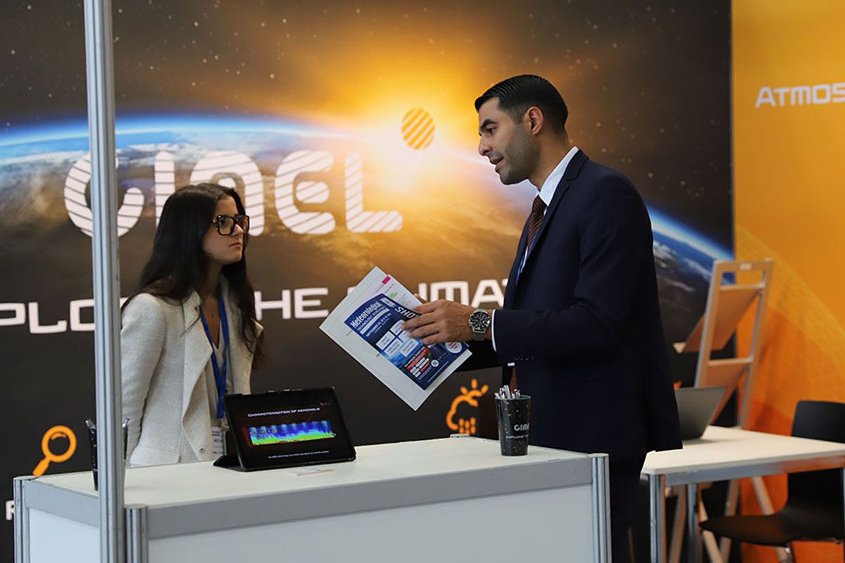 Photo shows two people in deep discussion at the Met Tech World Expo