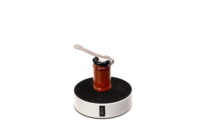 Easy-Release releases the vacuum pressure in the lid
