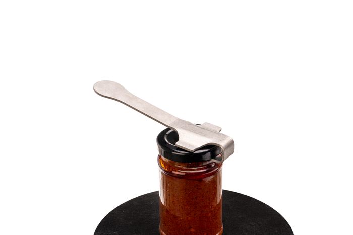 Easy-Release releases the vacuum pressure in the lid
