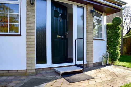 Welcome Giant Half-Step with Handrail Kit