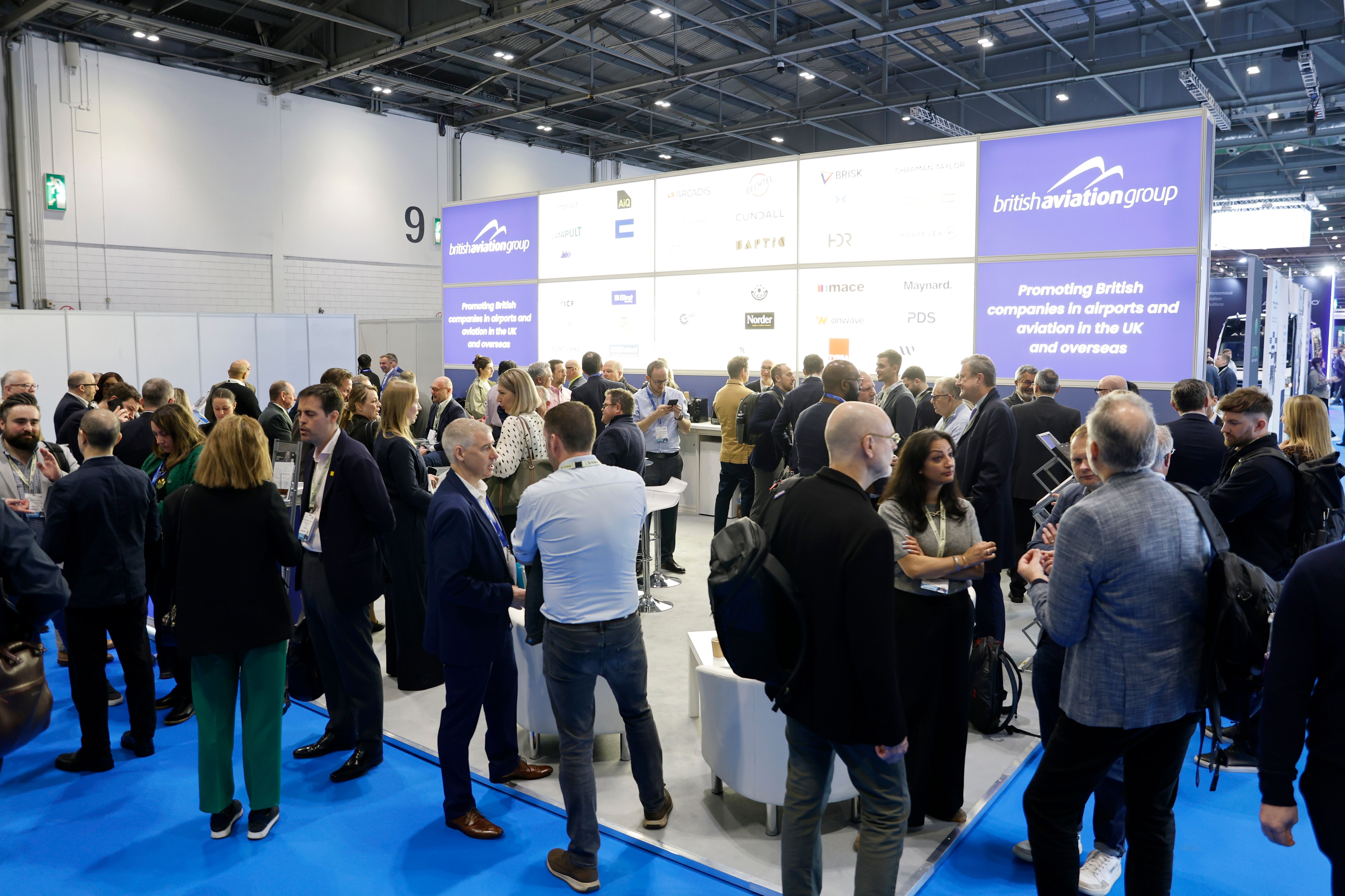 Visitor having a product demo at PTE World