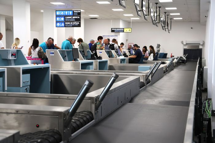 Check-in Systems: Desks & Conveyors