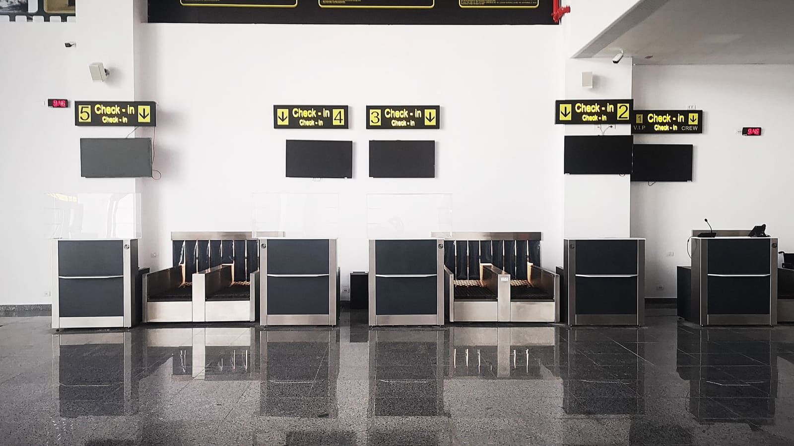 Check-in Systems: Desks & Conveyors