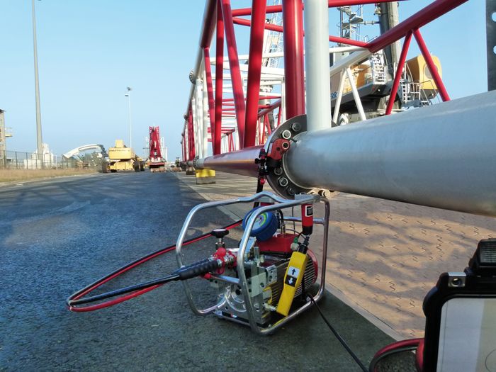 Hydraulic torque wrenches