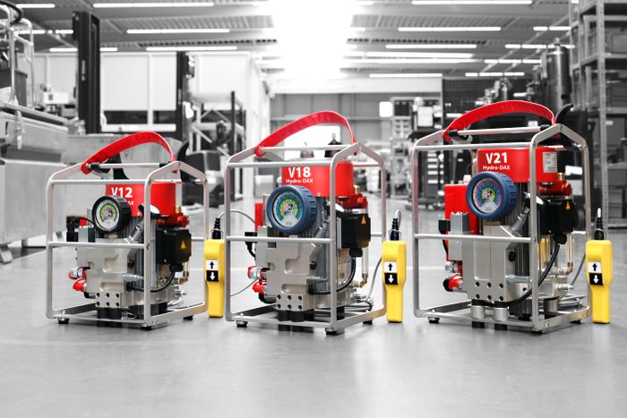 Hydraulic torque wrenches