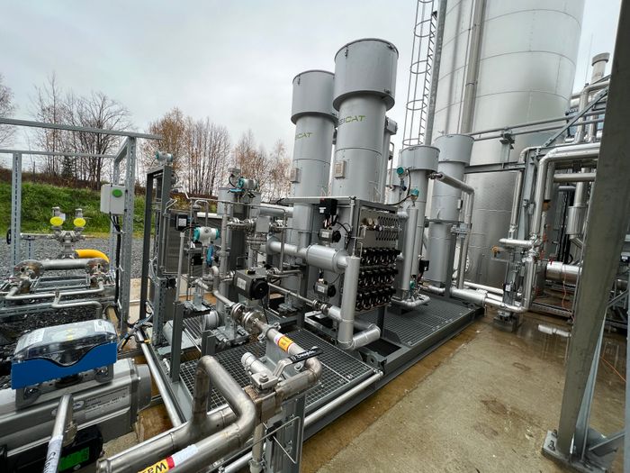 Hydrogen purification and drying for high-purity H₂