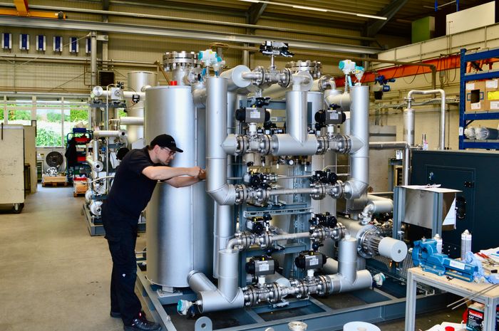 Hydrogen purification and drying for high-purity H₂
