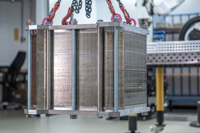 Ammonia and methanol as sustainable hydrogen carrier for future mobile and stationary applications